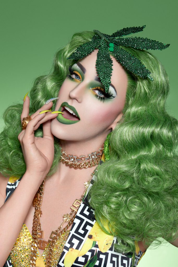 La activista cannábica Laganja Estranga vistiendo un traje de temática verde con un tocado de una hoja de cannabis que celebra el orgullo gay